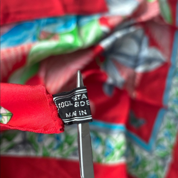 GUCCI Vintage 1970s Silk Floral Butterfly Scarf made in Italy - Picture 7 of 10